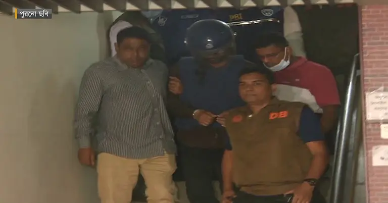 আদালতে নেয়ার সময় আকবর হোসেন ভূঁইয়াকে